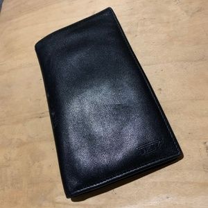 TUMI LEATHER CHECKBOOK